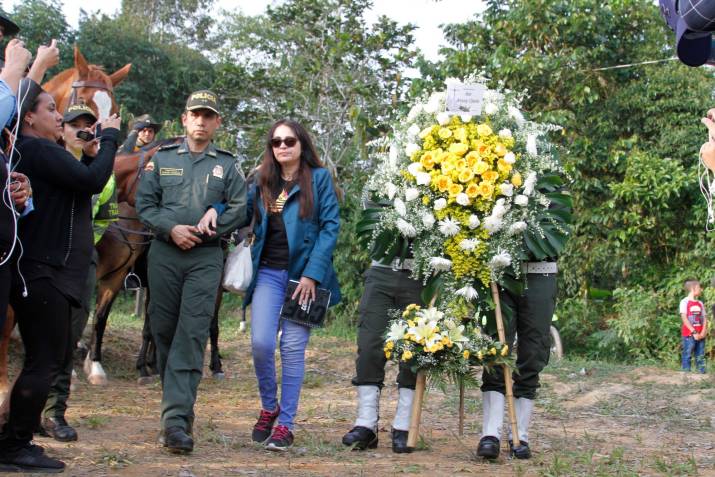 Alejandra Ojeda González visitó ayer la vereda Portachuelo, Rionegro, en donde fueron hallados los restos de su hermana. En el lugar se realizó una eucaristía. FOTO COLPRENSA
