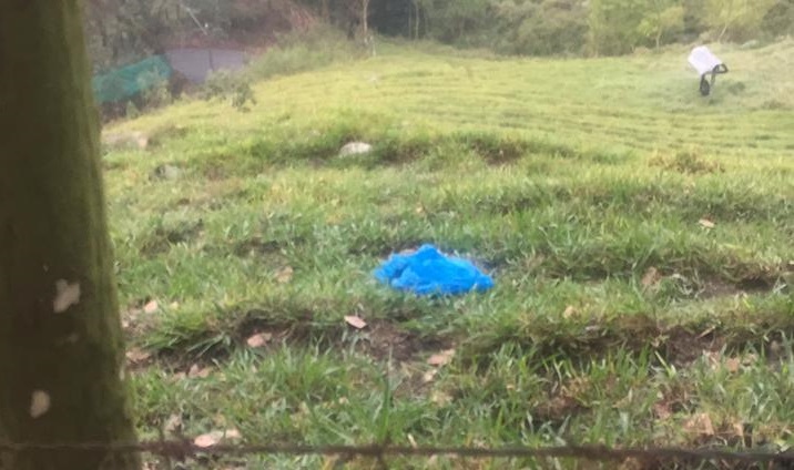Lugar del crimen, donde fue hallado el impermeable azul con un fragmento roto que sirvió a la Fiscalía para capturar al presunto homicida. FOTOS CORTESÍA FISCALÍA