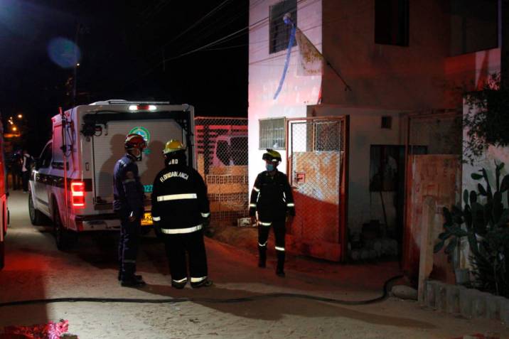 El Cuerpo de Bomberos de Floridablanca atendió la emergencia. FOTO VANGUARDIA