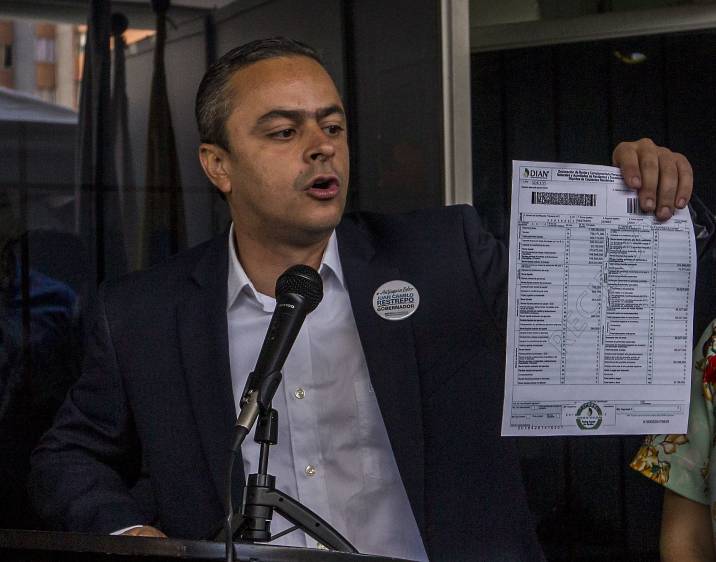 El 26 de julio, Restrepo inscribió su candidatura a la Gobernación de Antioquia