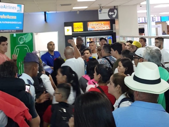 La incertidumbre se apodera de más de 120 colombianos que esperan un vuelo para llegar a la Copa América en Brasil. FOTO CORTESÍA