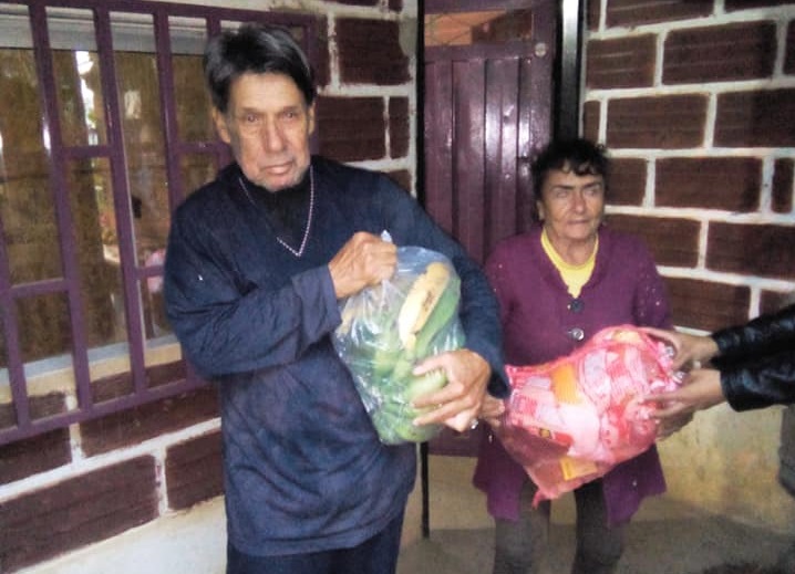 Los mercados, que se compran en Medellín, son transportados en moto y los llevan directamente a la puerta de cada familia. Los jóvenes han identificado al menos 200 familias que requieren ayuda en medio de la cuarentena. FOTO CORTESÍA