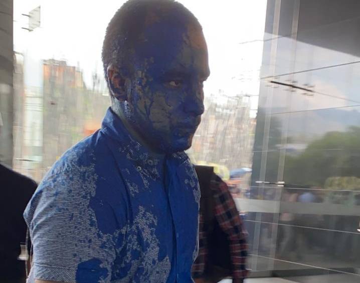 Así terminó un ciudadano que trató evitar que rayaran el edificio donde trabaja. FOTO CORTESÍA GUARDIANES DE ANTIOQUIA