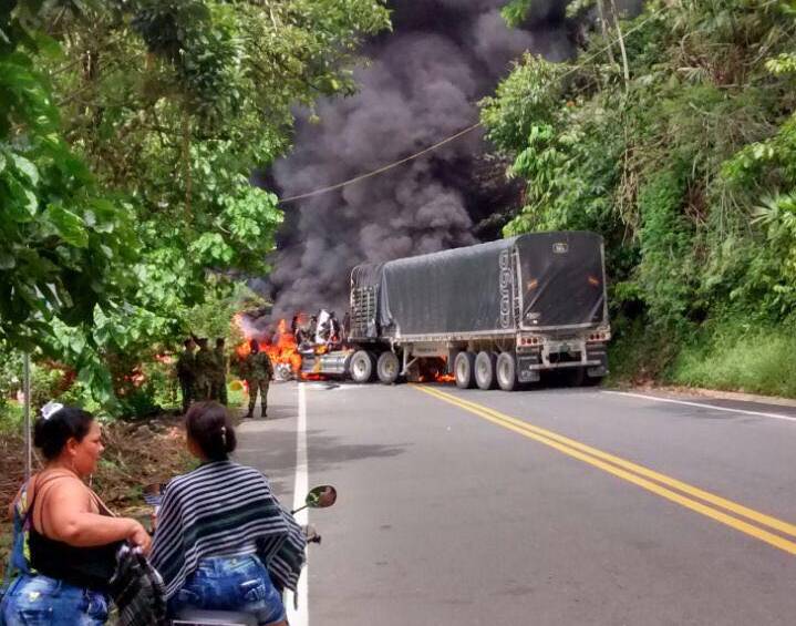 Un camión fue quemado en la vía de Medellín a la costa