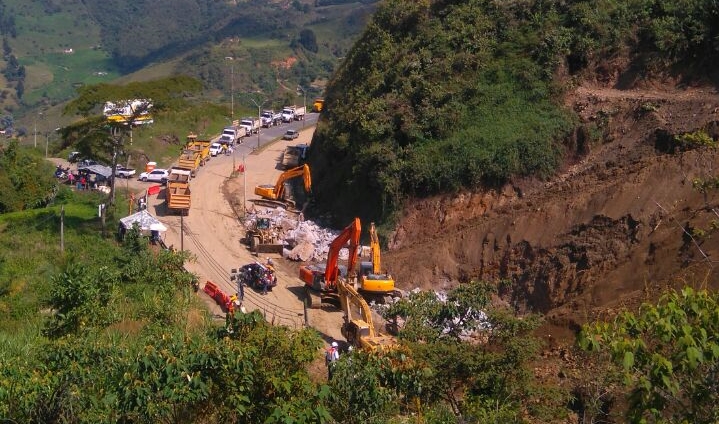 Murió operario de retroexcavadora en derrumbe de la autopista Medellín- Bogotá