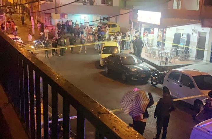 Los vecinos del barrio La Esperanza salieron a auxiliar a los heridos, después se quedaron junto al acordonamiento de la escena del crimen. FOTO: cortesía de Guardianes Antioquia.