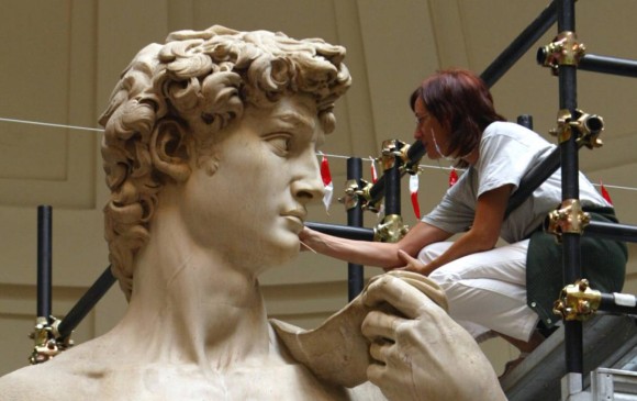 La escultura de Miguel Ángel ha tenido varias restauraciones en toda su historia. FOTO AFP Italian restorer Cinzia Parnigoni works on cleaning one of the world's most famous statues in 
