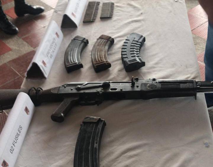 Material de guerra incautado tras los combates. FOTO CORTESÍA EJÉRCITO