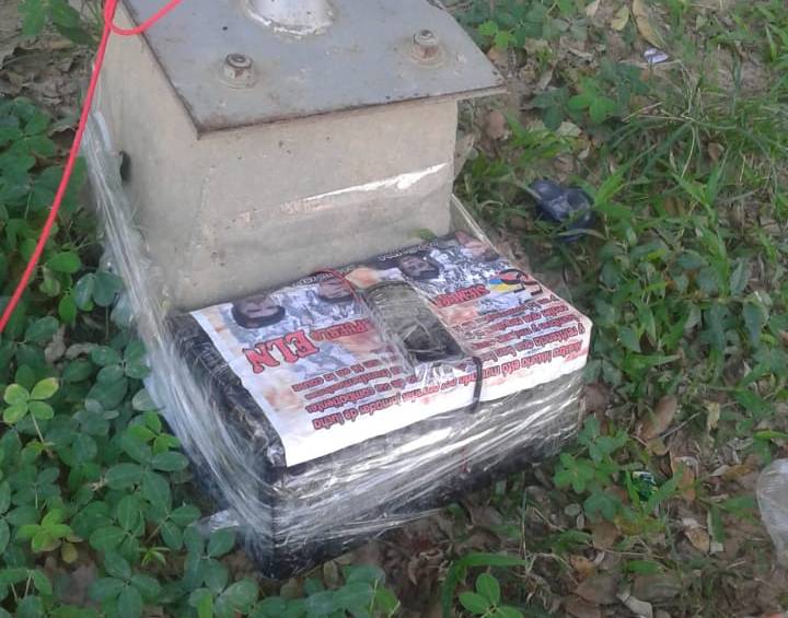 El teléfono celular en el aparente paquete explosivo. FOTO: Cortesía