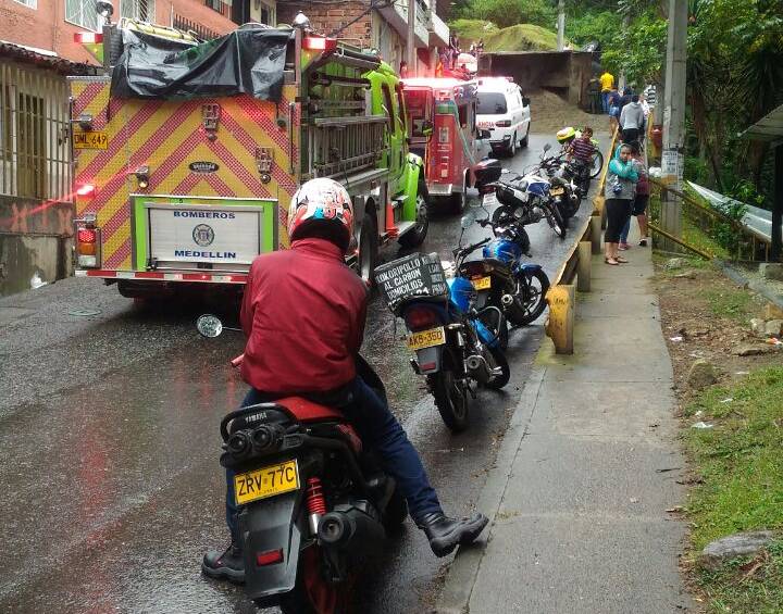 La vía tuvo que ser cerrada temporalmente. FOTO CORTESÍA
