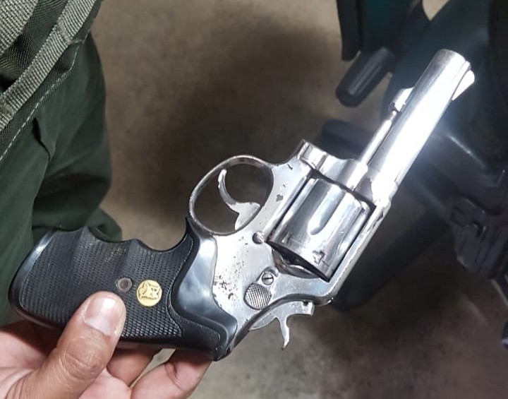Esta fue una de las dos armas encontradas al interior del ataúd. FOTO: CORTESÍA GUARDIANES ANTIOQUIA 