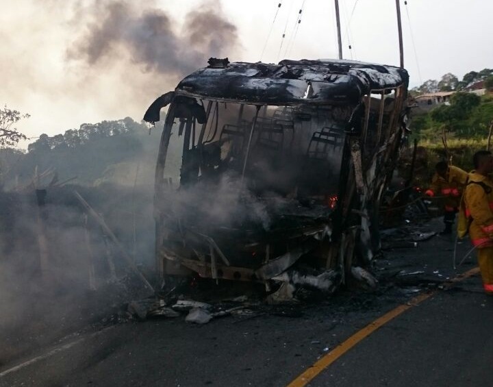 Este fue el bus de servicio público incinerado en la vía Tarso-Pueblorrico. En la vía a la Costa, en el tramo Yarumal-Tarazá, quemaron también una tractomula, un taxi y un carro particular. FOTO cortesía.