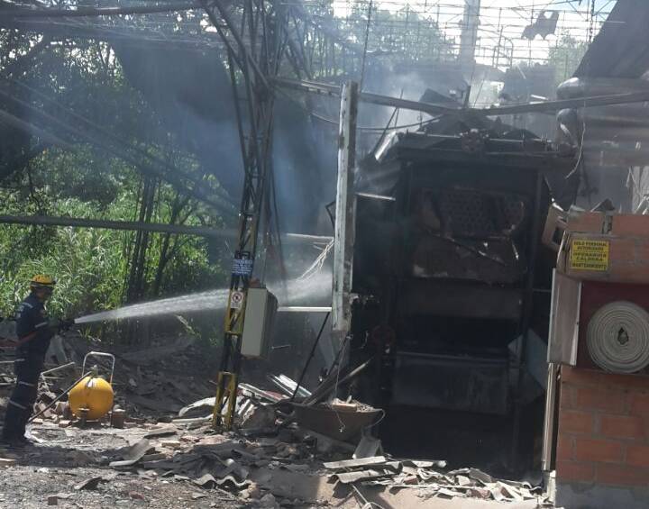 Un total de 24 bomberos ayudaron a controlas las llamas. FOTO Cortesía Bomberos Girardota