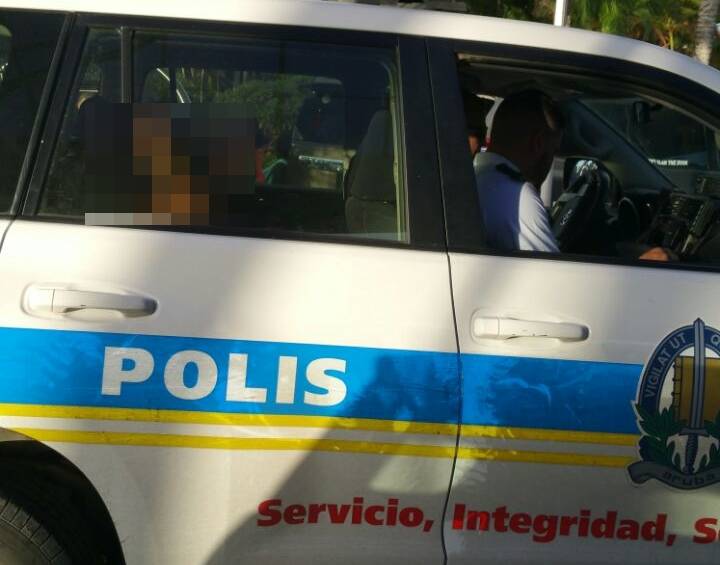 En el interior del carro de la Policía de Aruba van Sandra y Catalina, antes de ser dejadas en libertad. FOTO Cortesía