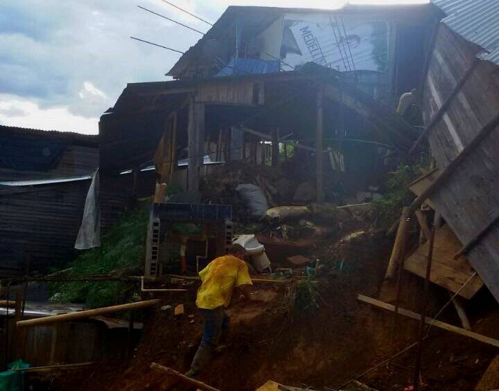 La emergencia se originó por el fuerte aguacero que cayó el pasado sábado en la vereda Granizal. FOTO CORTESÍA