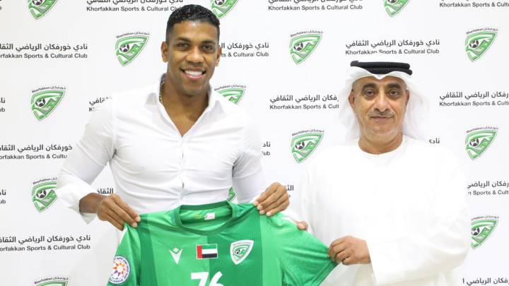 Orlando Berrío durante la presentación con su nuevo equipo. FOTO CORTESÍA KHOR FAKKAN