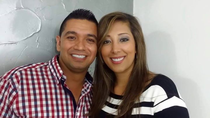 Alejandro Ramírez Acosta tiene 37 años. Aquí en una imagen con una familiar. FOTO VÍA FACEBOOK.