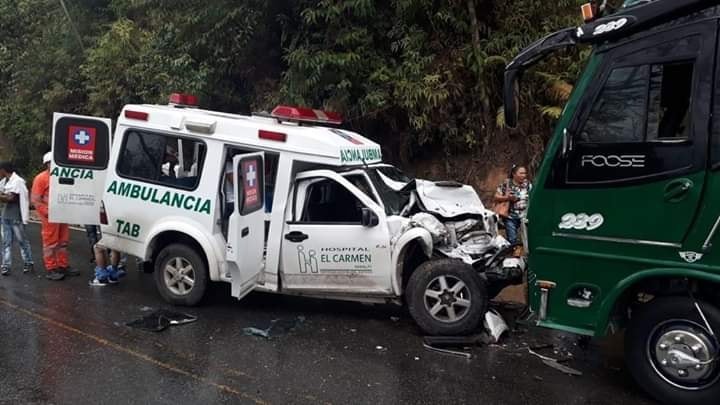 Ambulancia colisionó contra una buseta de servicio público en la vía Hatillo - Cisneros. FOTO POLICÍA DE CARRETERAS