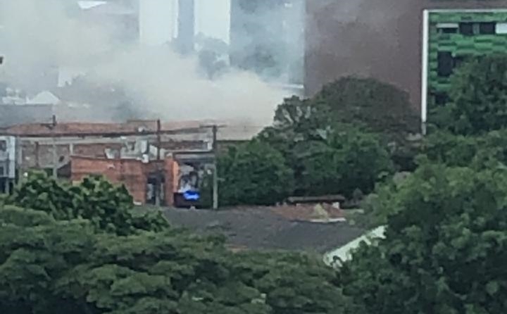 Controlan incendio en local comercial en el Parque Lleras