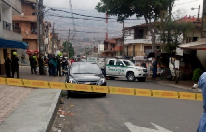 En el barrio Castilla asesinaron a una pareja a bordo de su camioneta. FOTO CORTESÍA GUARDIANES ANTIOQUIA