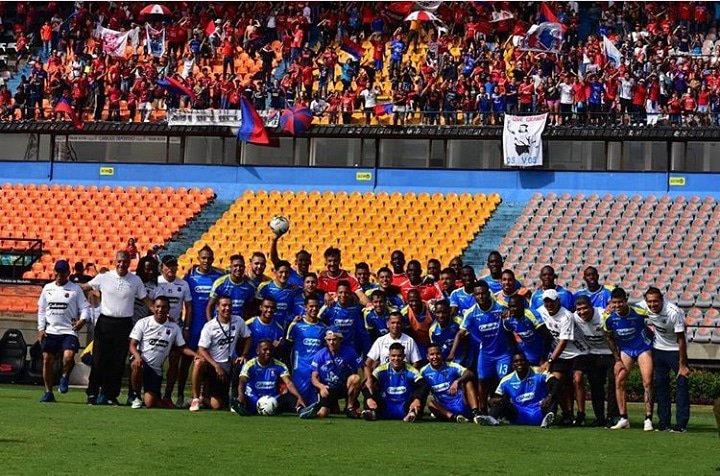 Jugadores, directivos y cuerpo técnico recibieron el cariño y los cánticos de los aficionados que no pierden la fe en la clasificación. FOTO @DIMOFICIAL