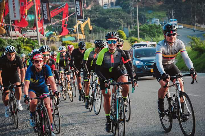 Patricia Franco (al centro) tiene como su gran pasión el ciclismo. Desde 2008 no se pierde el Clásico EL COLOMBIANO. FOTO cortesía 