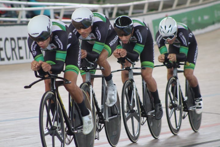 El equipo de persecución abrió el camino dorado para Antioquia en el primer día del ciclismo de pista. FOTO cortesía indeportes