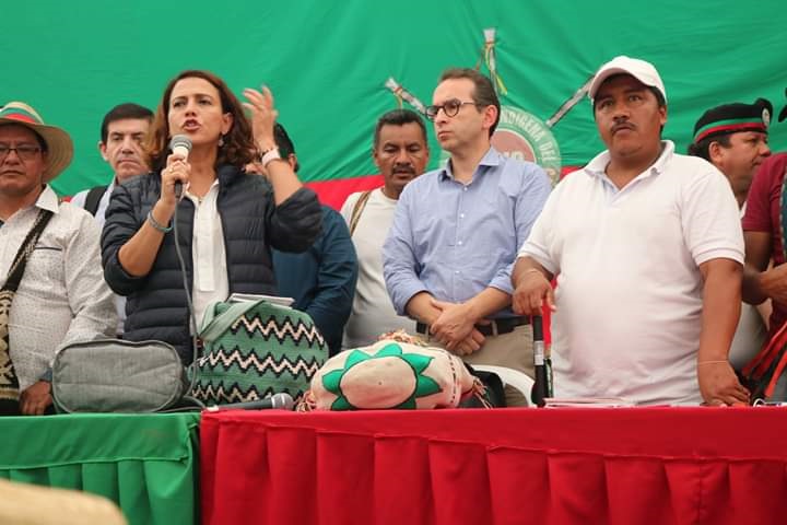 La ministra del interior Nancy Patricia Gutiérrez durante las conversaciones con la minga indígena en el Cauca. FOTO: COLPRENSA