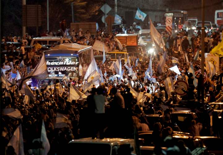 ap - Sin importar la derrota, miles de hinchas argentinos se reunieron para darle una calurosa bienvenida a su seleccionado y respaldar a Maradona en la dirección técnica de la selección.