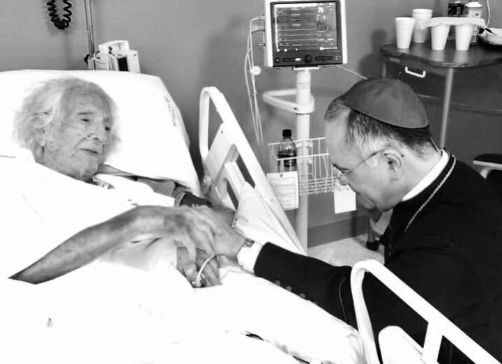 Obispo auxiliar nicaragüense Silvio José Báez se arrodilla frente a Cardenal en el hospital. FOTO: archivo y twitter