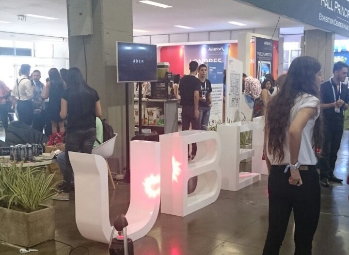 Este es el local de Uber dentro de Colombiamoda en Plaza Mayor por el que los taxistas protestan. FOTO CORTESÍA