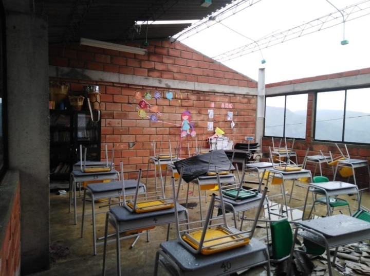 Escuela de la vereda Chorrillos, en Briceño, perdió parte del techo por las lluvias. FOTO CORTESÍA CARLOS ANDRÉS PARRA
