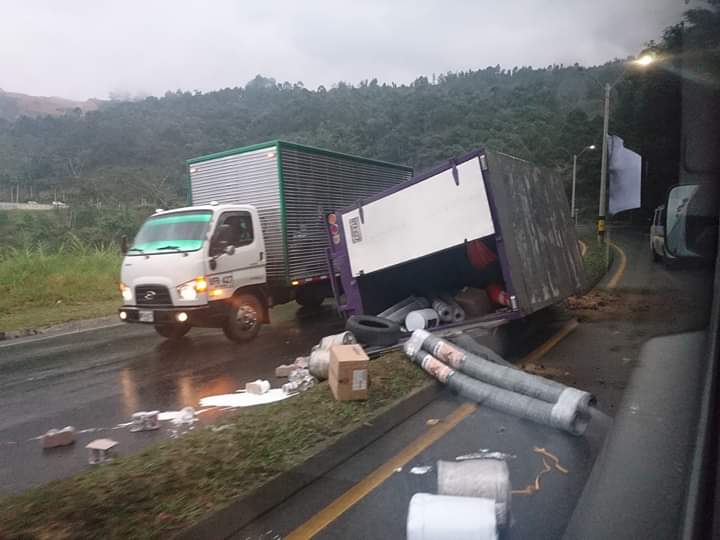 Accidente de tránsito en la autopista Medellín - Bogotá. FOTO CORTESÍA GUARDIANES DE ANTIOQUIA