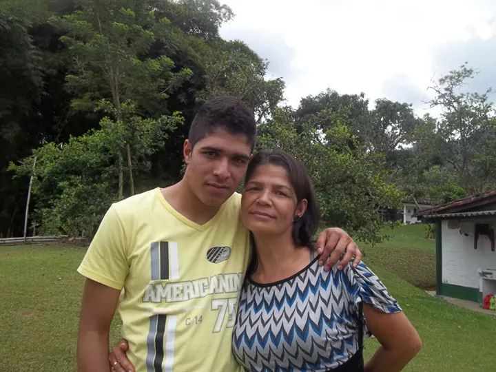 Alejandro y María Cecilia Castaño, su madre. Ella afirmó que, el 5 de marzo de 2014, Alejandro había sufrido otro ataque con ácido pero de batería. Esa vez no lo denunció. FOTO cortesía
