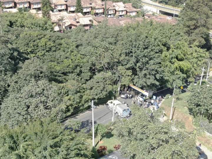 Un grave accidente se presentó este domingo en la via cola del zorro, al oriente de Medellín. Tres personas resultaron heridas y una más murió. Foto: Cortesía Guardianes Antioquia