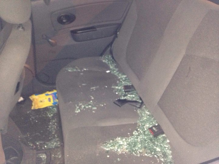 Así quedó el interior del vehículo que transportaba hinchas. Este se convierte en el segundo caso este semestre en que la delegación del DIM es atacada. FOTO CORTESÍA