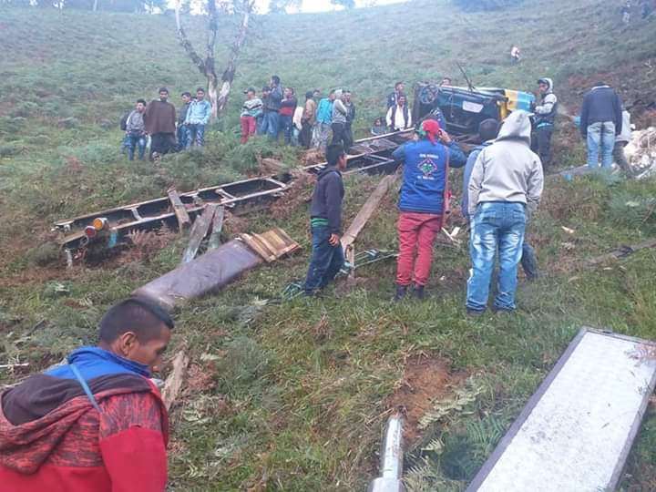 Dos personas resultaron heridas luego que la chiva que conducían rodara por un precipicio de aproximadamente 400 metros. FOTO COLPRENSA