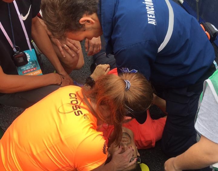 Fotografía tomada por Yamid, en el momento en que llegaron los paramédicos para socorrer al competidor afectado. La mujer de camiseta naranja es la corredora que dijo ser enfermera y le brindó la atención inicial. FOTO: Cortesía.