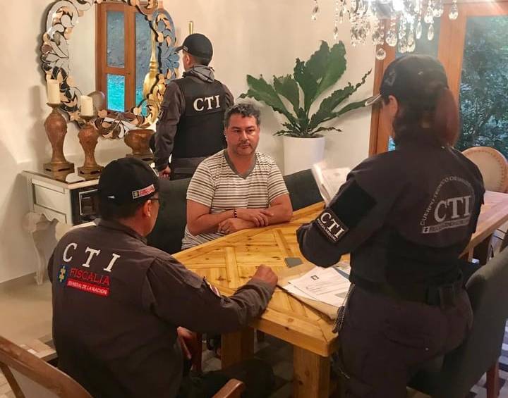 Este es el momento cuando los funcionarios del CTI capturan al mandatario de Barbosa en una finca del municipio de Copacabana, donde residía con su esposa, también capturada. FOTO cortesía