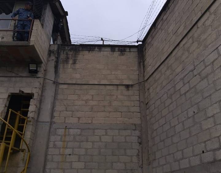 Este es el muro por el que habría intentado escapar el recluso. FOTO CORTESÍA JORGE ALBERTO CARMONA
