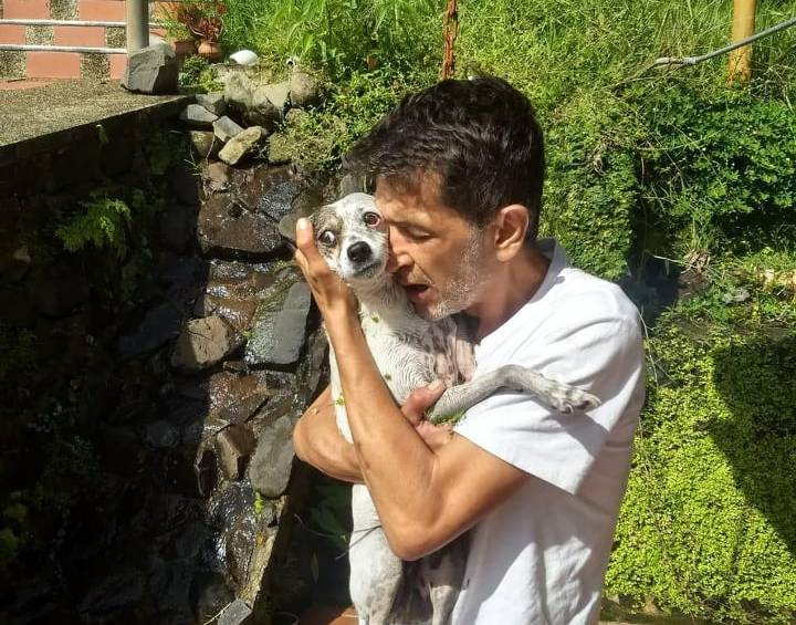 Sergio Idárraga, tío de Camilo, abraza a Jack luego de que el animal apareciera en la finca. FOTO CORTESÍA