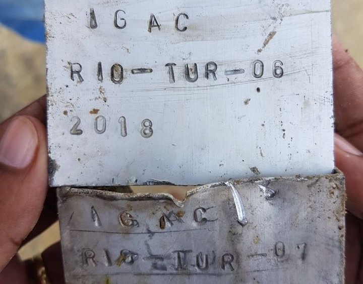 Esta placa fue lo único que quedó de uno de los mojones que el Igac había instalado cerca al corregimiento de Blanquicet para marcar la frontera Antioquia - Chocó. FOTO Cortesía alcaldía de Turbo