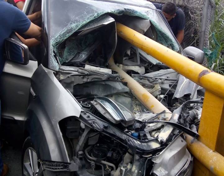 Por las condiciones en las que quedó el vehículo se pensaría en un desenlace fatal, pero el conductor solo sufrió lesiones leves. FOTO CORTESÍA REPORTE CIUDADANO MEDELLÍN