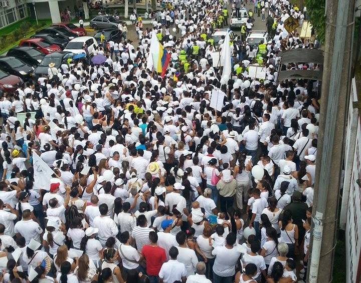 Con camisetas, pañuelos y flores blancas, los habitantes de Florencia en el Caquetá salieron a las calles. FOTO Camilo Muñoz @Camuntor
