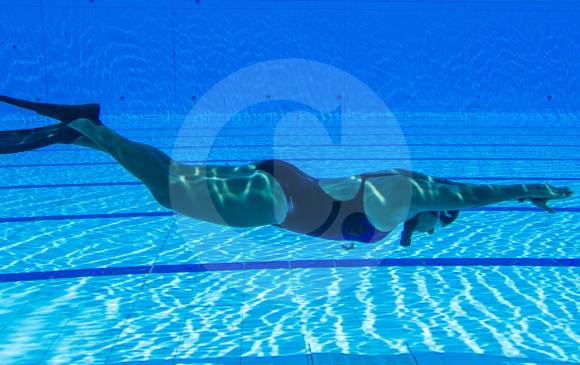 Sandra Escobar fue una de las figuras en el Nacional de apnea que culminó ayer en Medellín. Su ritmo lento, pero seguro, le permiten moverse como pez en el agua. FOTO jaime pérez munévar 