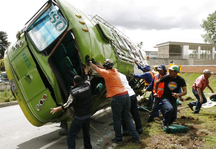 Esteban Vanegas - Este bus, que cubr&#237;a la ruta Argelia-Medell&#237;n, se qued&#243; sin frenos y se volc&#243; en el kil&#243;metro 7 de la v&#237;a a Las Palmas, tres personas resultaron heridas.