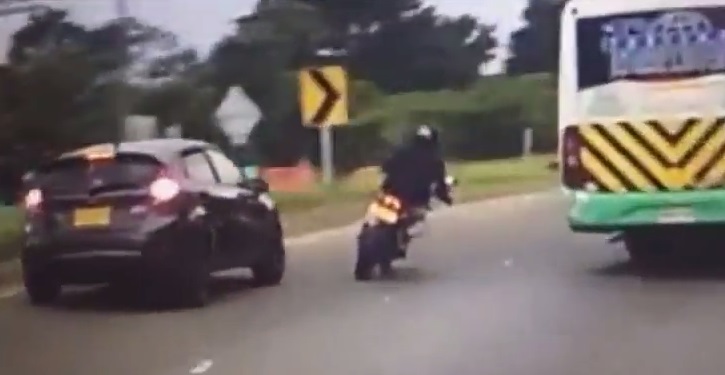 El accidente, según la denuncia, se presentó entre el vehículo particular y la motocicleta en la tarde del miércoles. FOTO Captura de pantalla