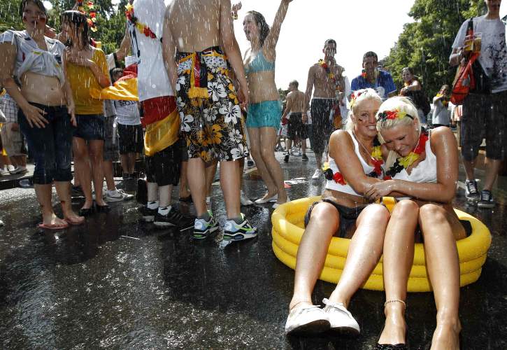 REUTERS - Aprovechando el calor que por estos días se siente con fuerza en Alemania, decenas de hinchas no desaprovecharon la oportunidad de refrescarse con un buen baño con agua.