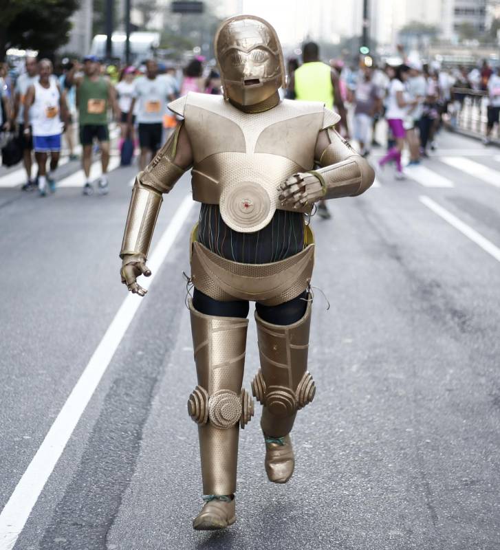 Un hombre disfrazado corre en la carrera de 15 kilómetros de San Silvestre en Sao Paulo, Brasil. FOTO AFP