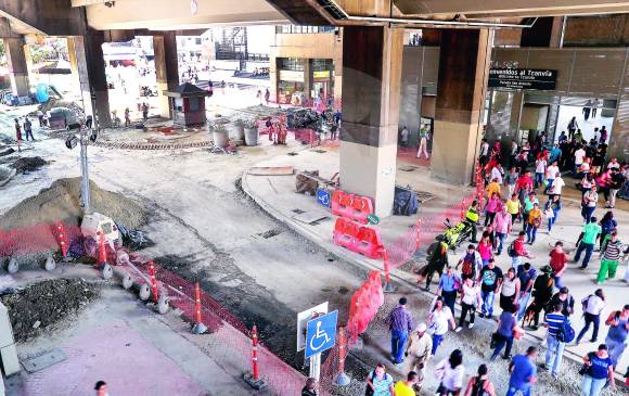 En los bajos de la estación San Antonio del Metro avanzan los trabajos del futuro Paseo Bolívar. FOTO MANUEL SALDARRIAGA